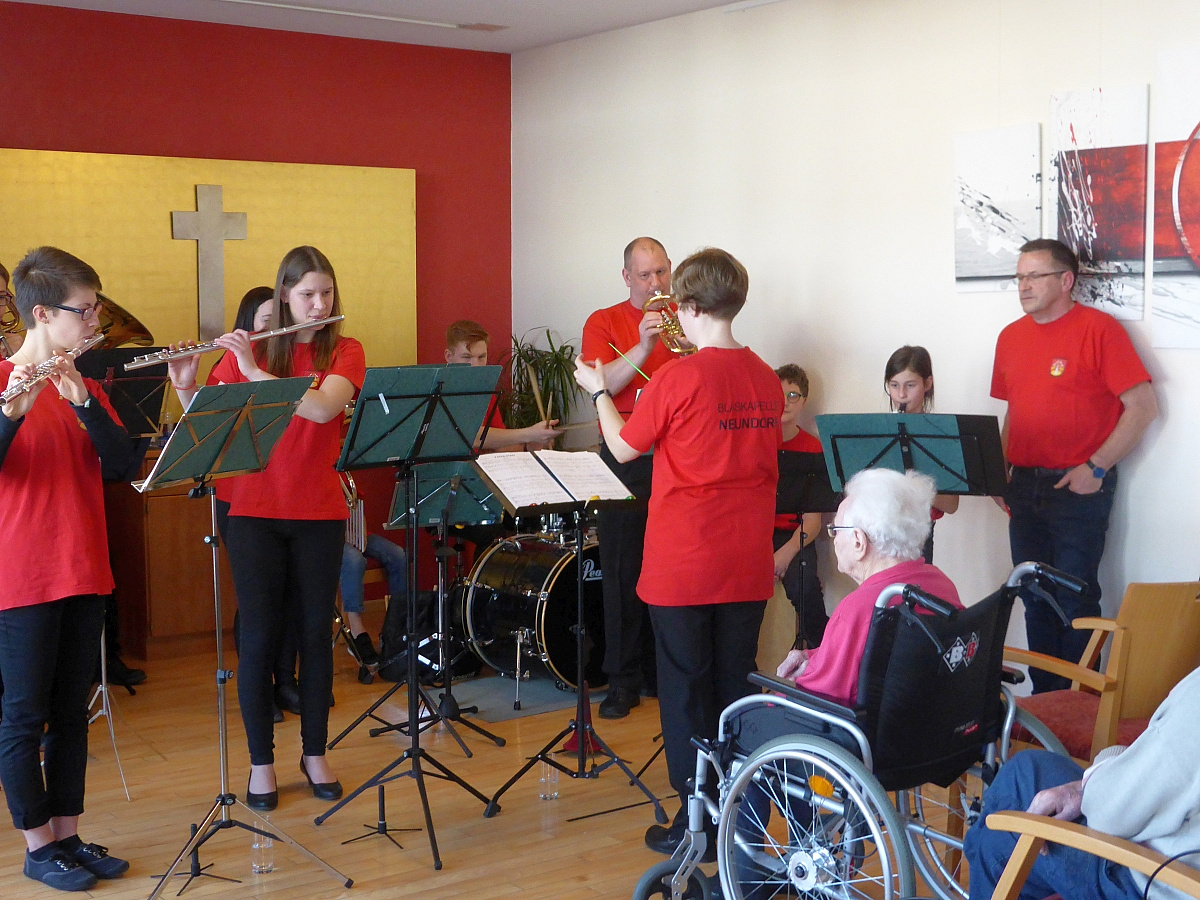 Nachwuchs spielt im ASB Seniorenzentrum