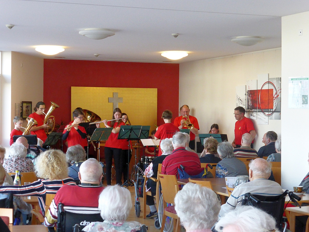 Nachwuchs spielt im ASB Seniorenzentrum