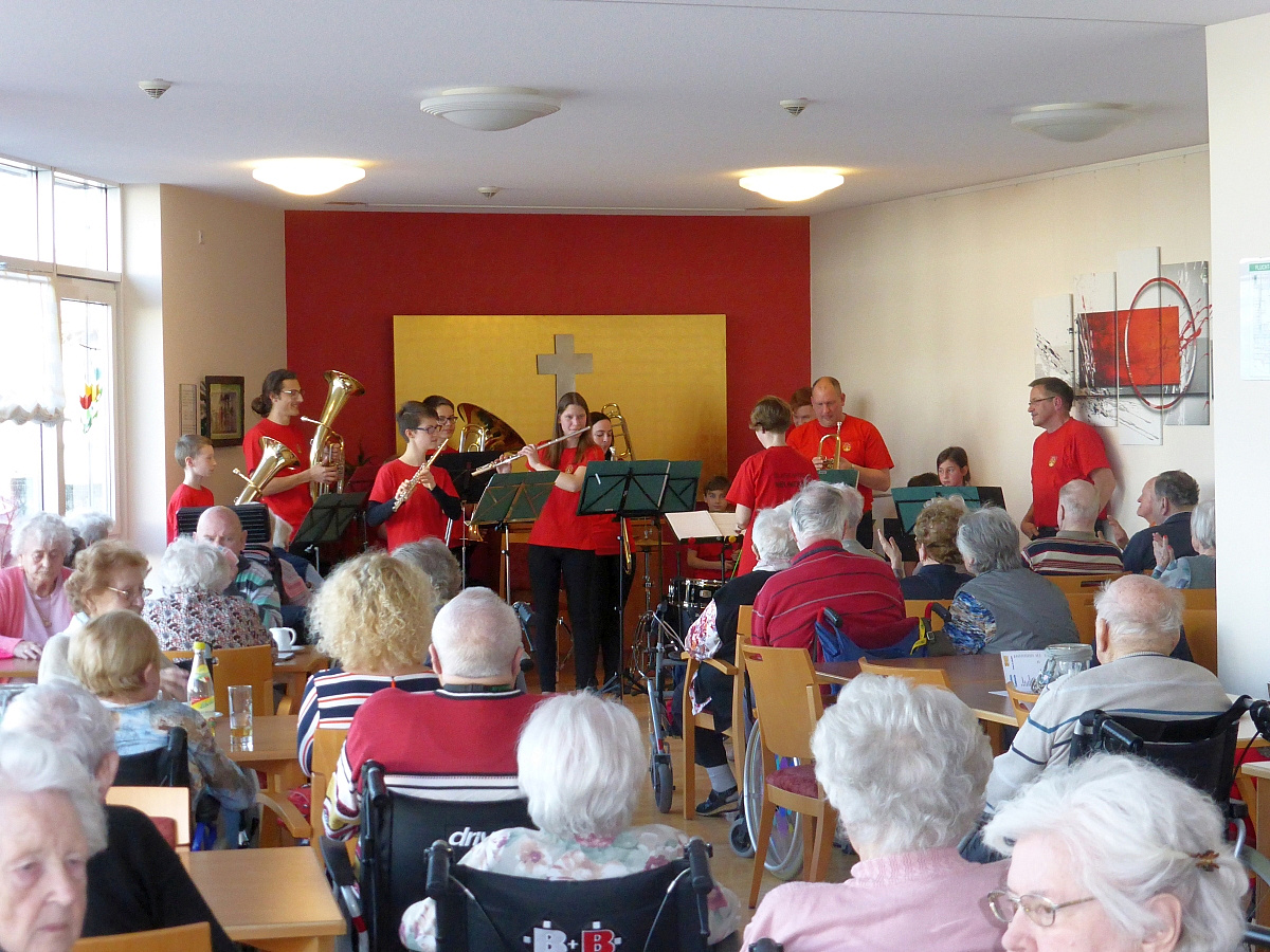 Nachwuchs spielt im ASB Seniorenzentrum