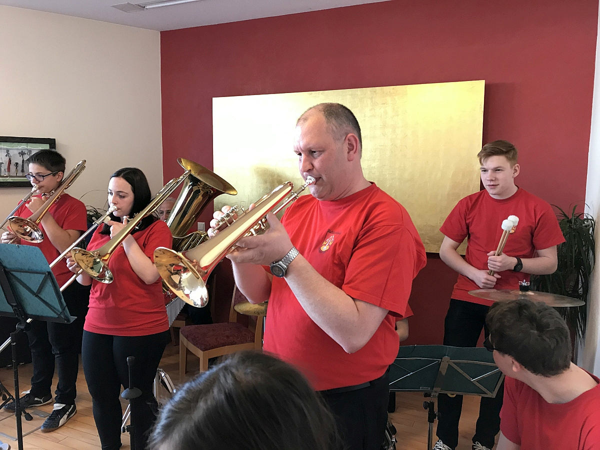 Nachwuchs spielt im ASB Seniorenzentrum