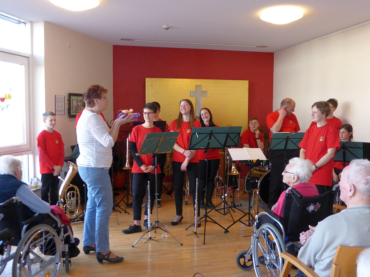 Nachwuchs spielt im ASB Seniorenzentrum
